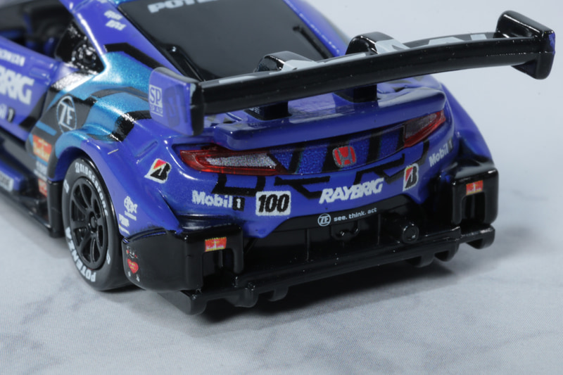 リアにもロゴがしっかりプリントされている