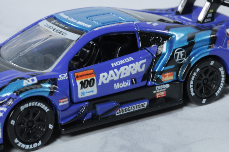 フロントの流れるようなデザイン