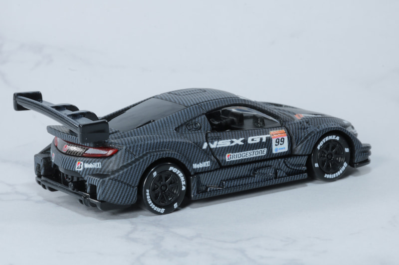 鋭角なフェンダーに張り出したバンパーデザイン