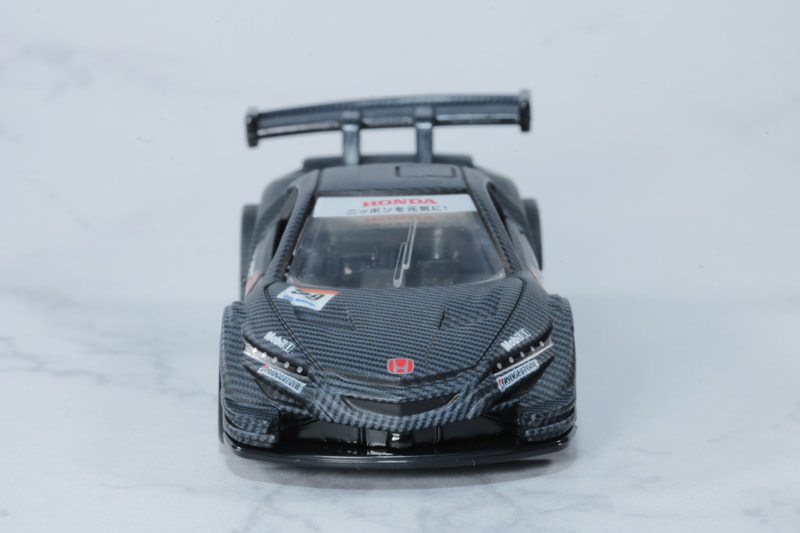 鋭角なフェンダーに張り出したバンパーデザイン