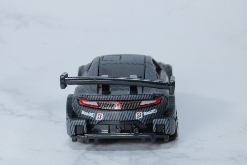 盛り上がったリアフェンダーと地面スレスレの車高の低さも表現されている