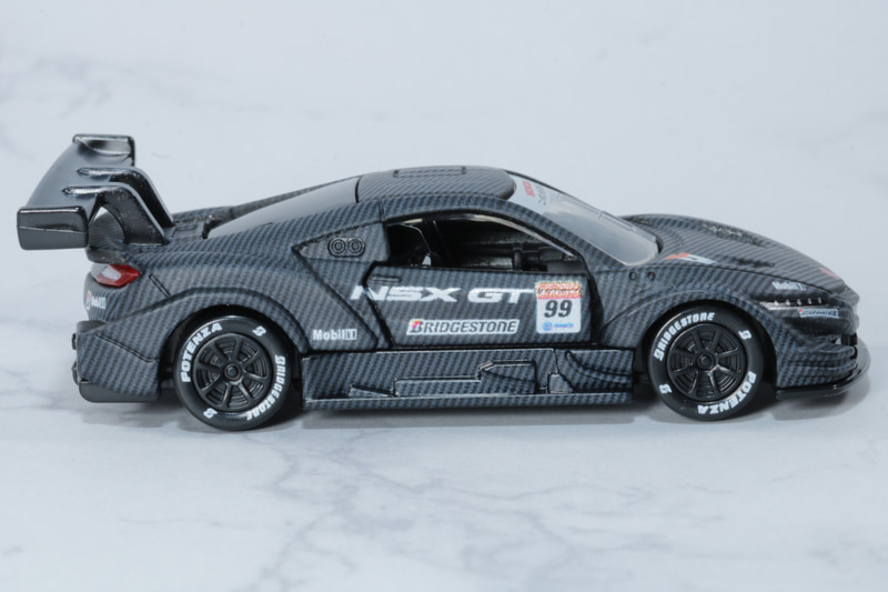 裏面はスマートな造形