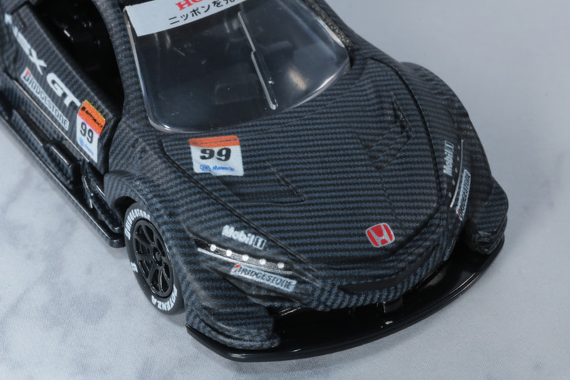ボンネットのホンダのエンブレムやカーボンプリントしっかりと再現されている