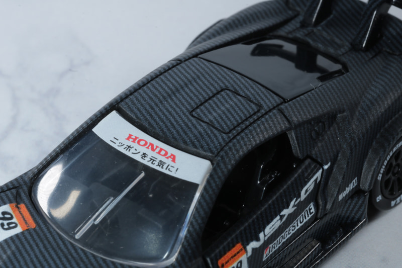 ボディ全体で表現されたカーボンプリントはレースマシンの存在感を強調