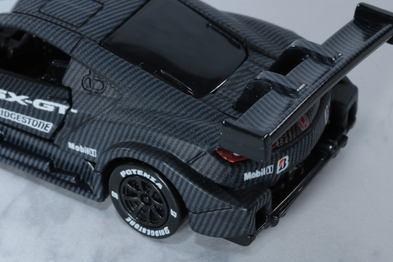 ボディ全体で表現されたカーボンプリントはレースマシンの存在感を強調