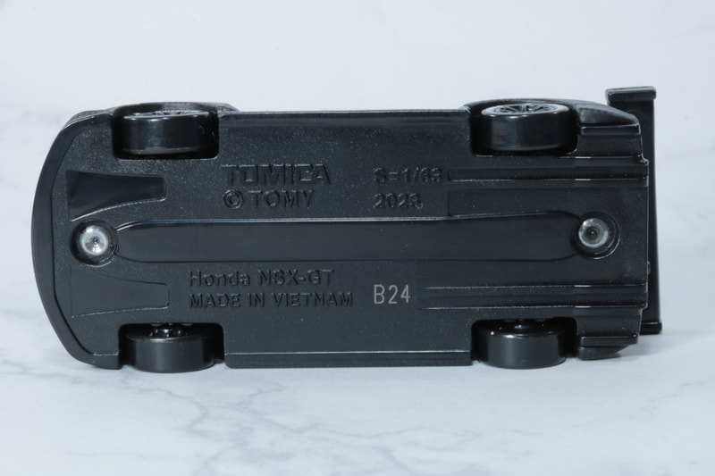 裏面はスマートな造形