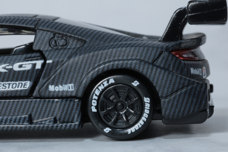 タイヤにもスポンサーロゴが入っている