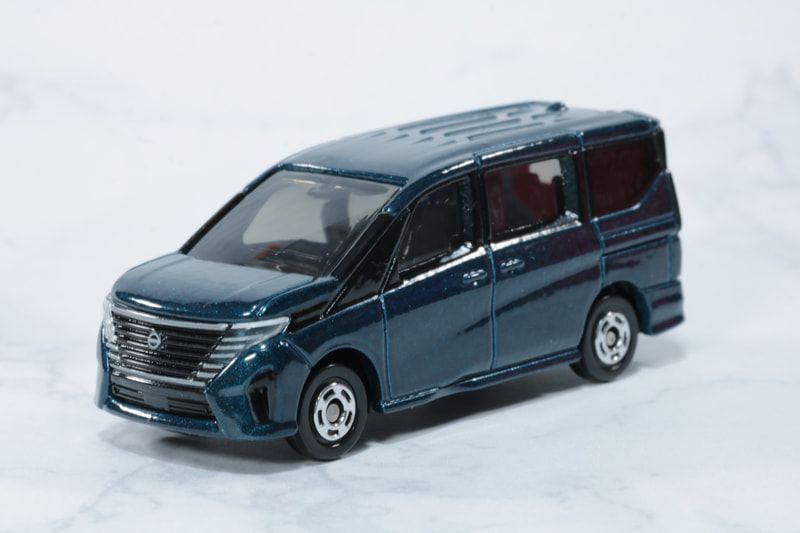 モダンなブラックのボディにボックス型のデザイン