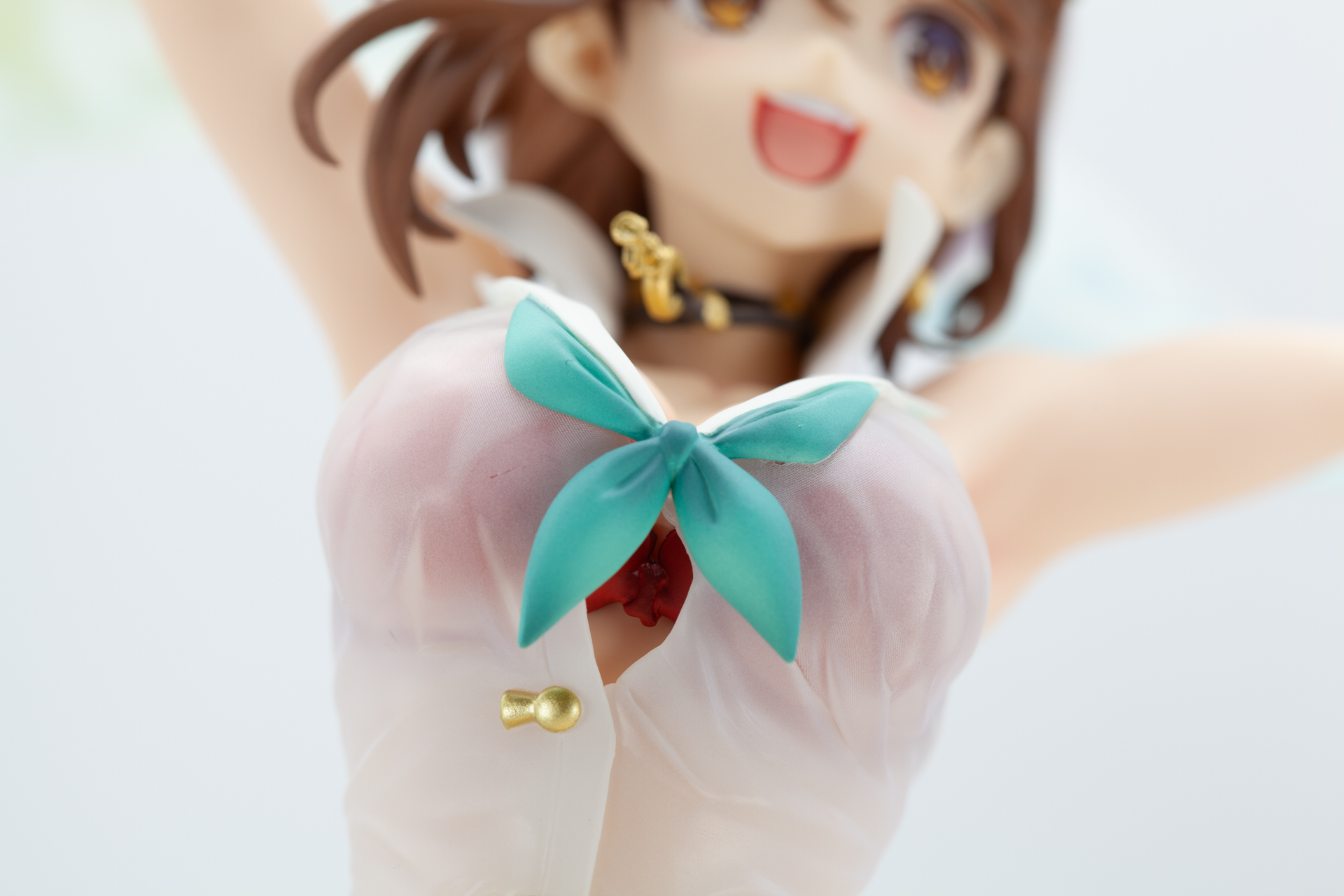 下から覗きこんだ胸の圧力と、ここまで作り込むかと感心する下着の結び目