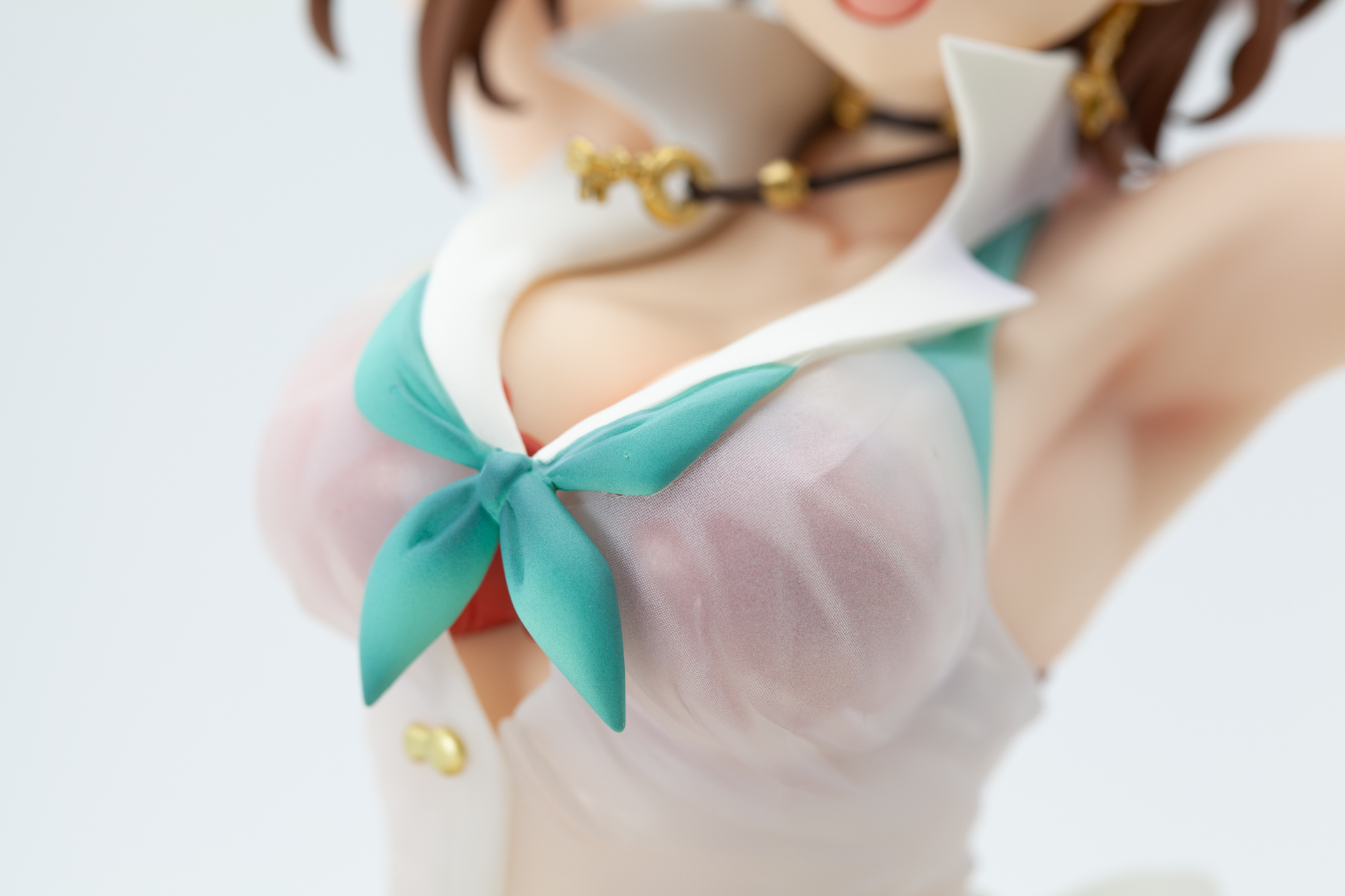 赤色の下着がシャツに張り付く部分や張り付いていない部分の分け方がよりリアルさを感じさせる