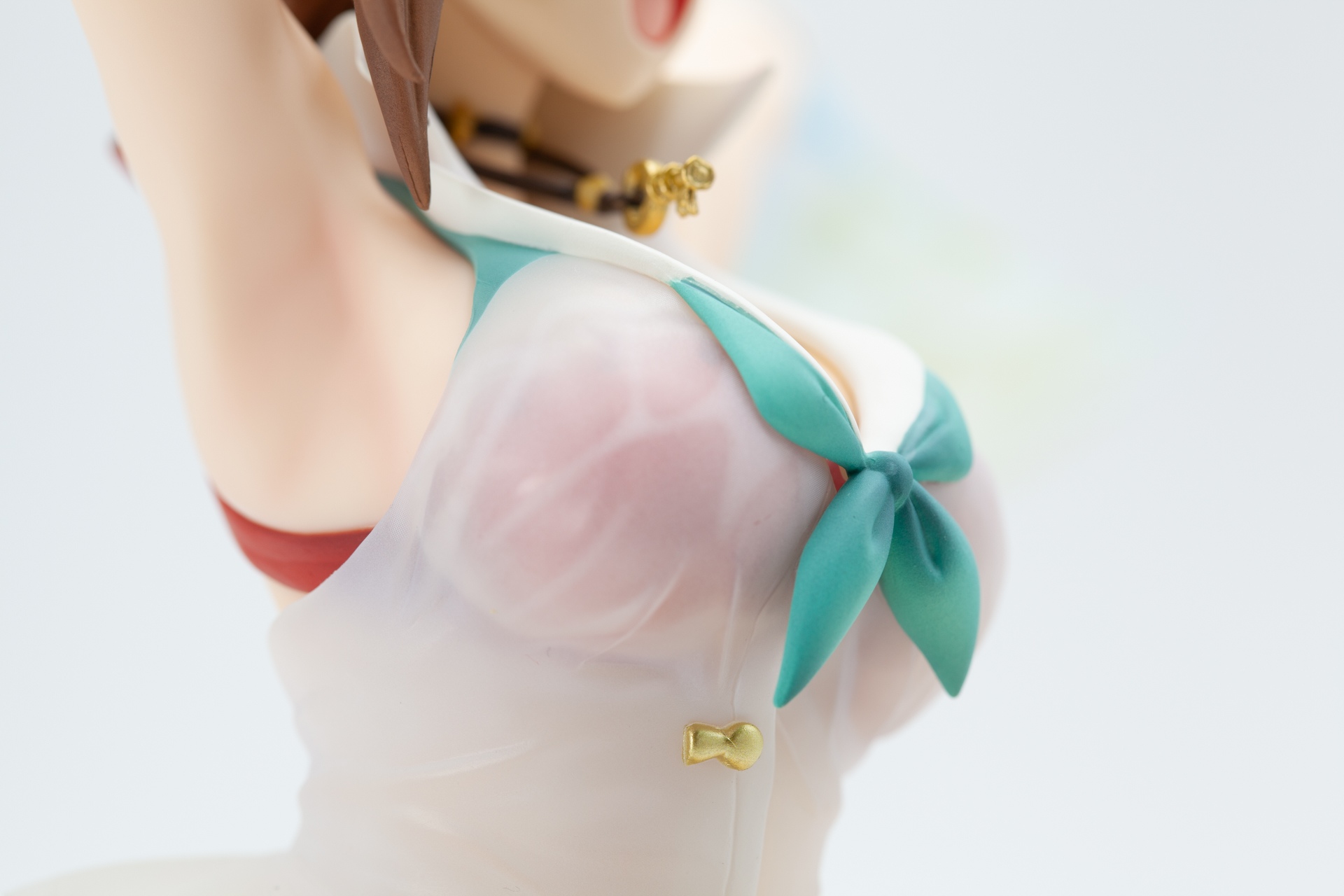 彼女の豊満な胸もあって、濡れと張りがより際立って感じる