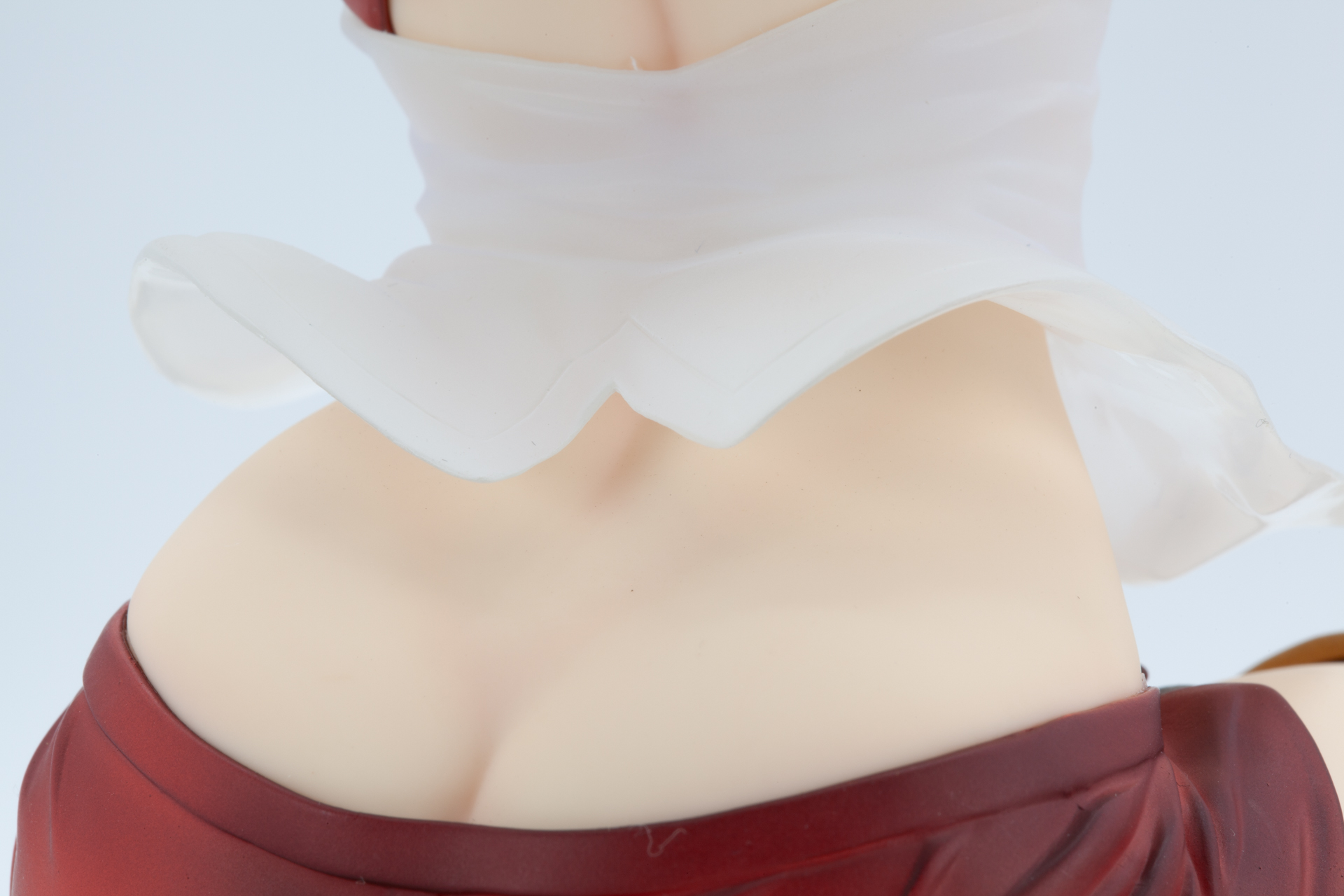 後ろまでなびくシャツは風によってふわりと舞うような表現となっている