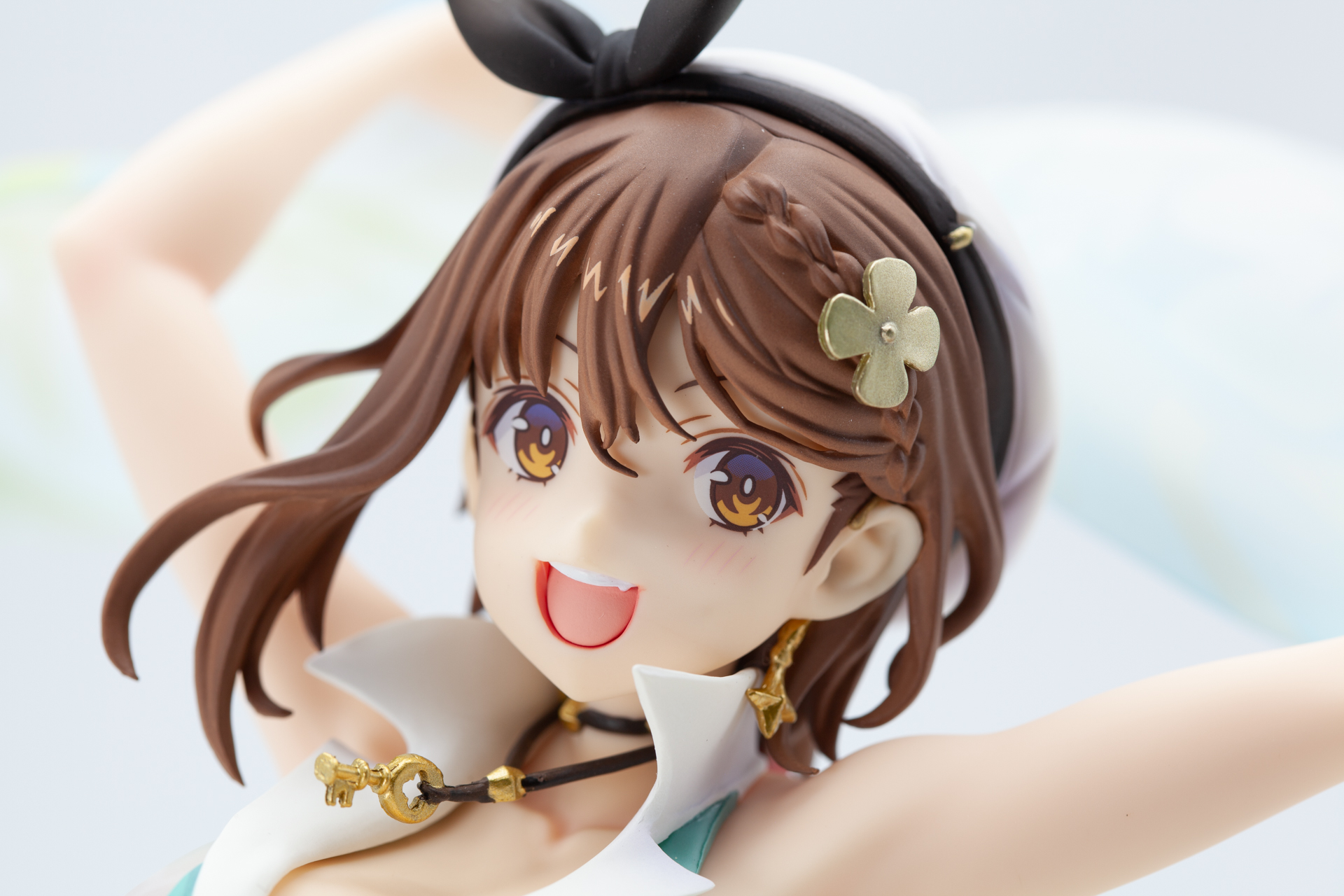 少し大人びたライザの顔つき。目元の表現や髪を三つ編みにしているなど造形も細やかだ