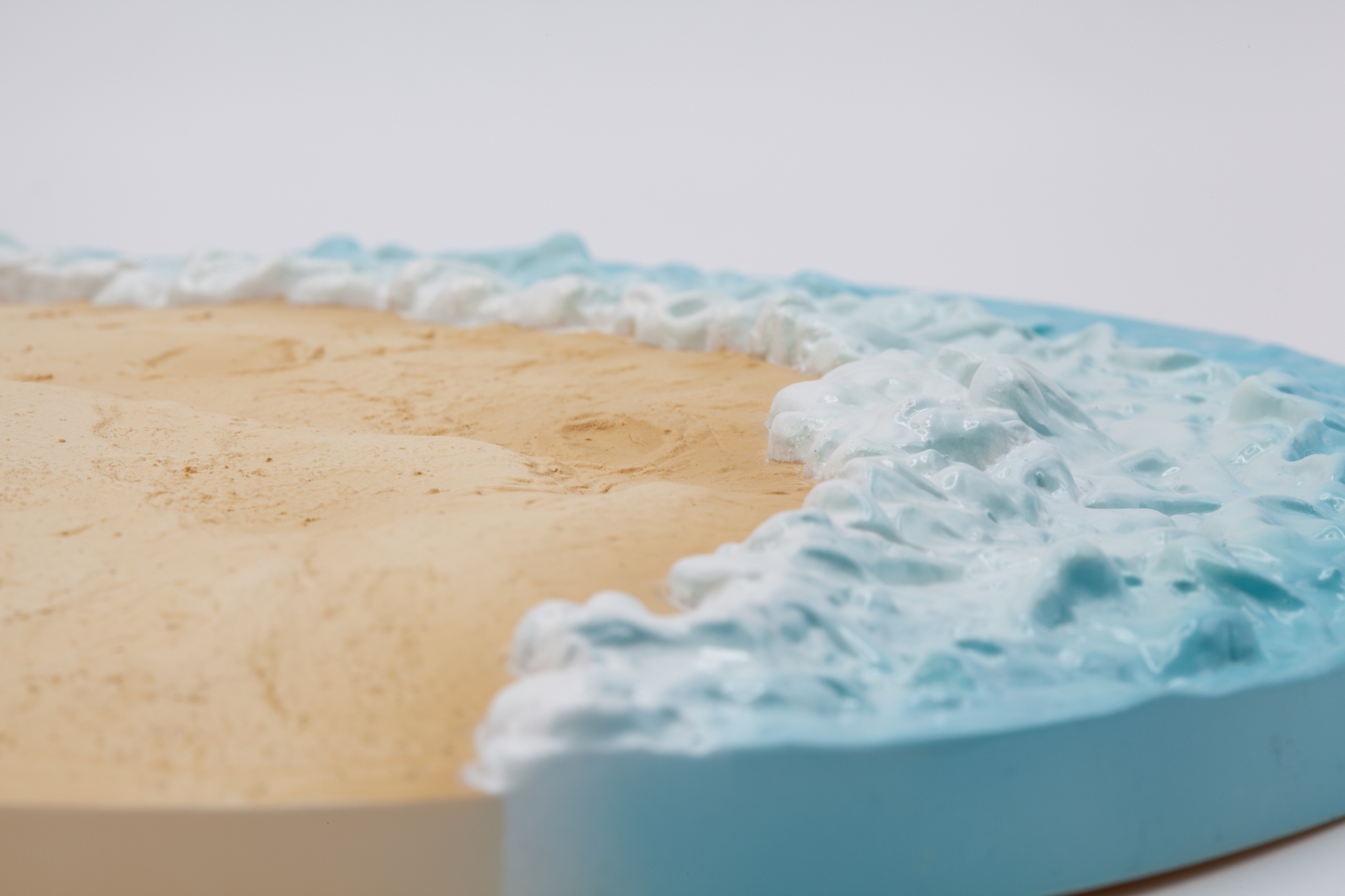 専用台座。波や砂浜の細やかな表現に注目だ。