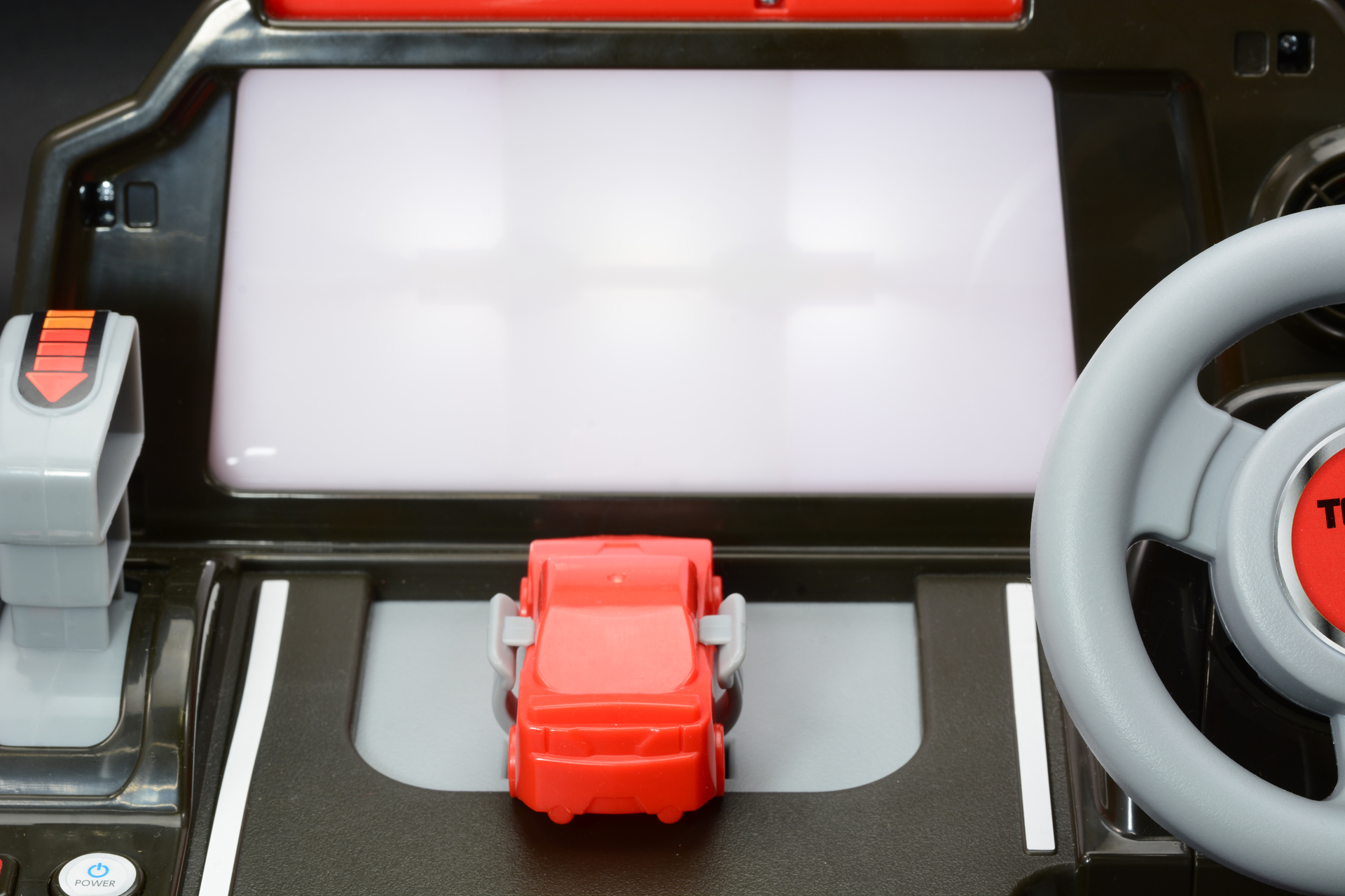 スクリーンの前にトミカをセット、3つのゲームが楽しめる