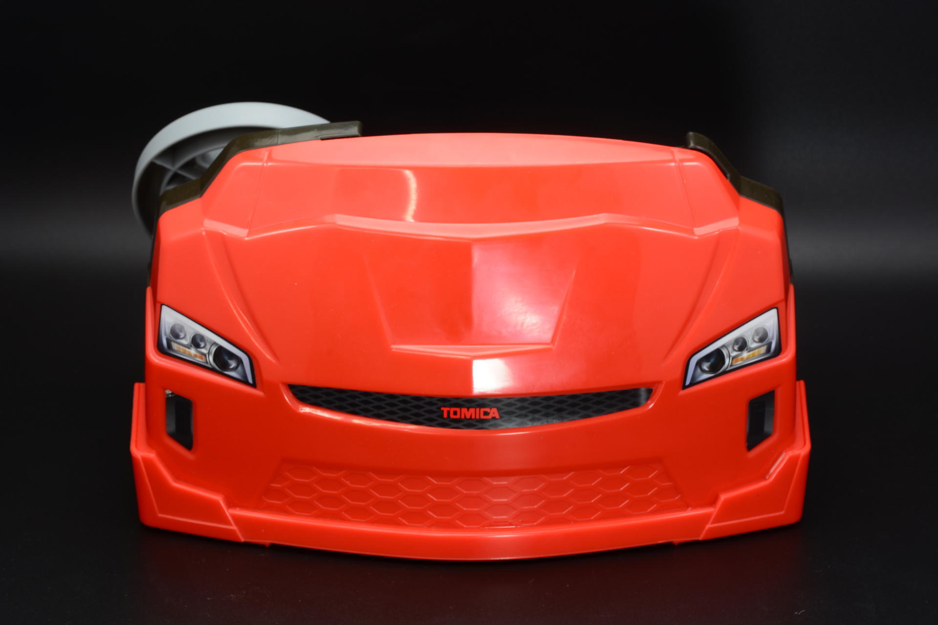 背面は車を正面からとらえたもの。ライトやフロントグリルなどもしっかり造型されている