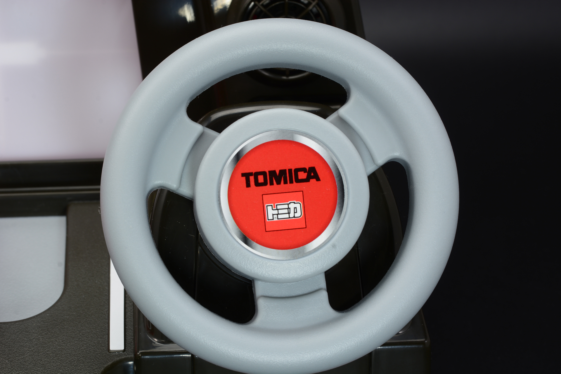 ハンドルは子供にしっかり握り込める。ハンドルに合わせ中央のトミカが可動する
