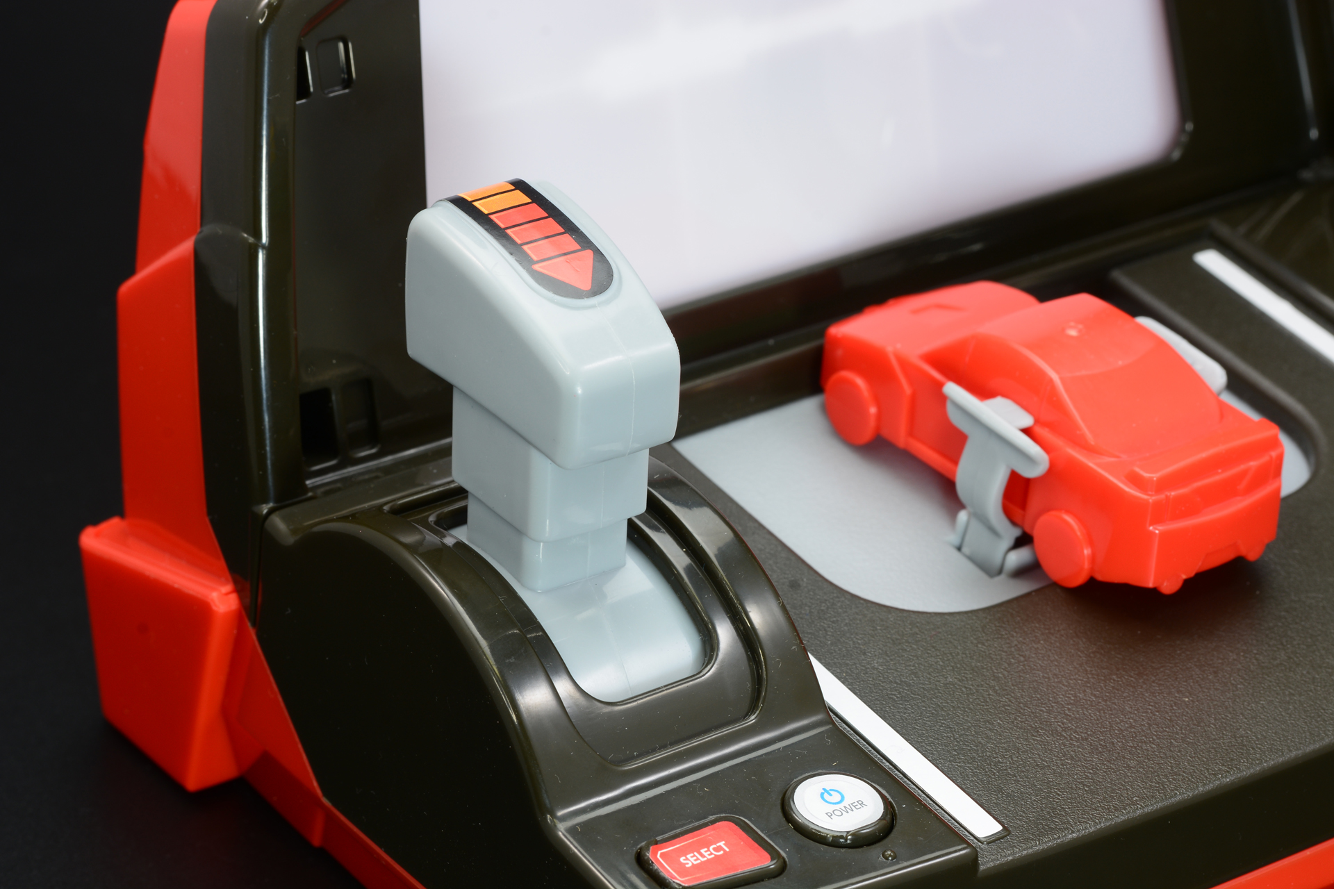 レバーは手前に引くことができる。対応するゲームで消防車のポンプの操作にもなる