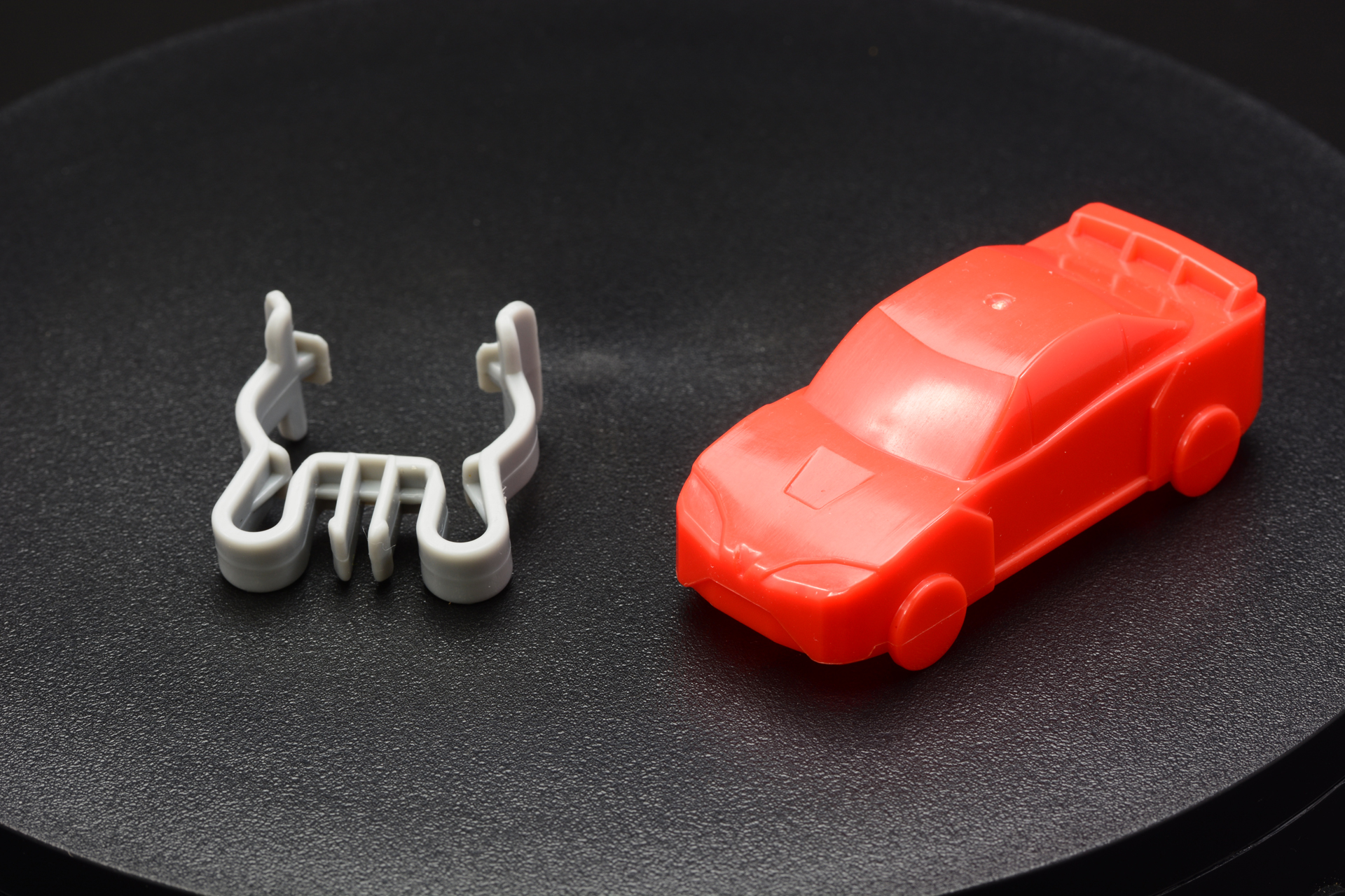 ダミーカーと車両を固定するパーツ