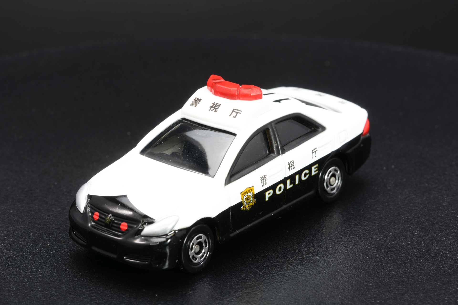 今回「ハンドルドライバー」と共に借りた「トミカ No.110 トヨタ クラウン パトロールカー」。警察車両を精密に再現