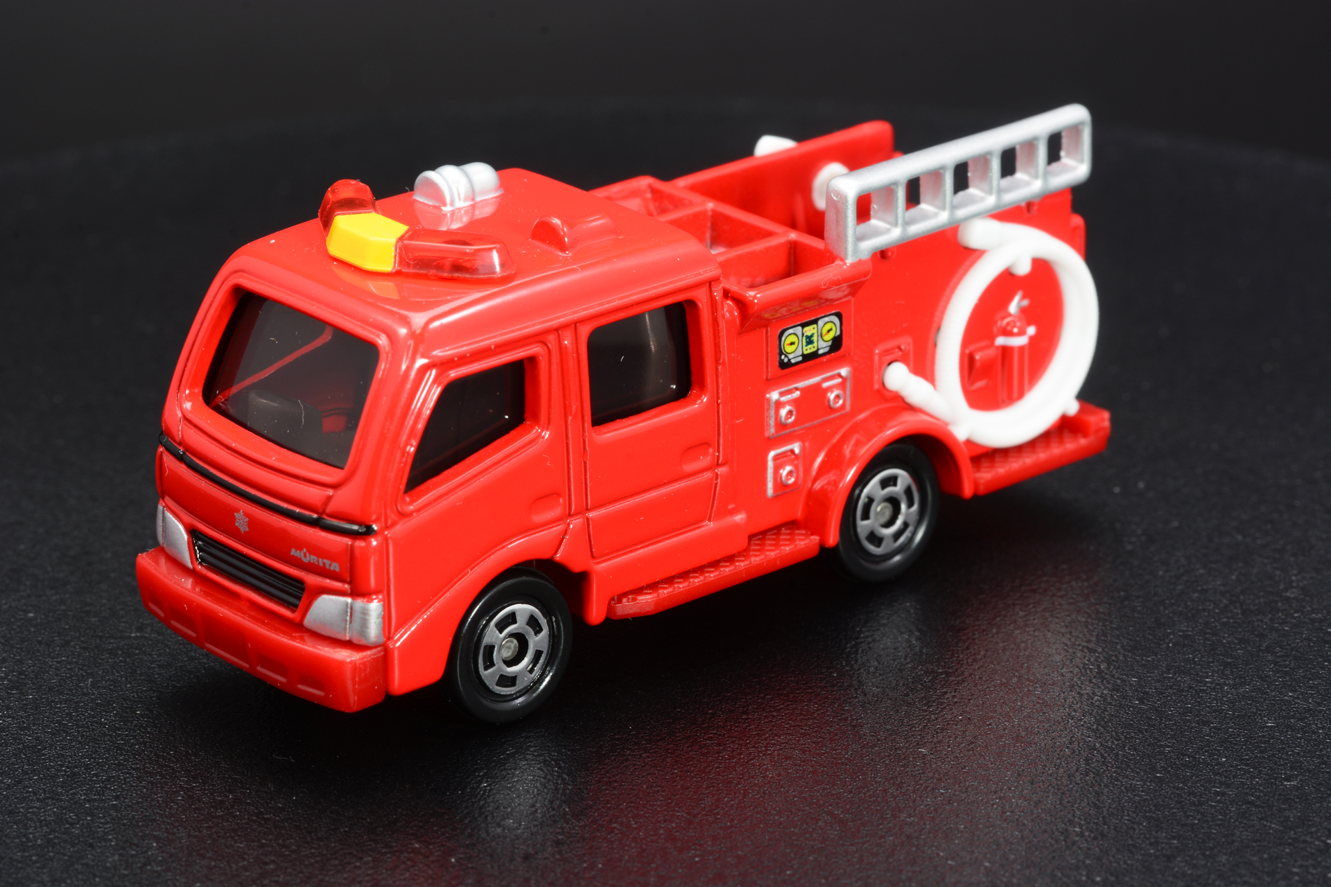 「トミカ No.41 モリタ CD-1型 ポンプ消防車」は装備などもしっかり表現されている
