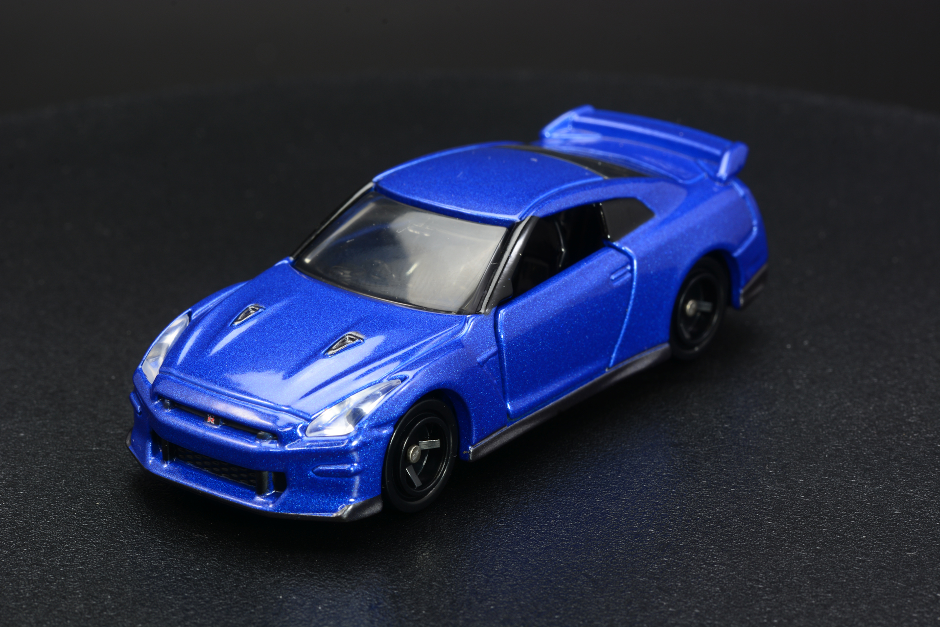 スポーティーな雰囲気がカッコイイ「トミカ No.23 日産 NISSAN GT-R」