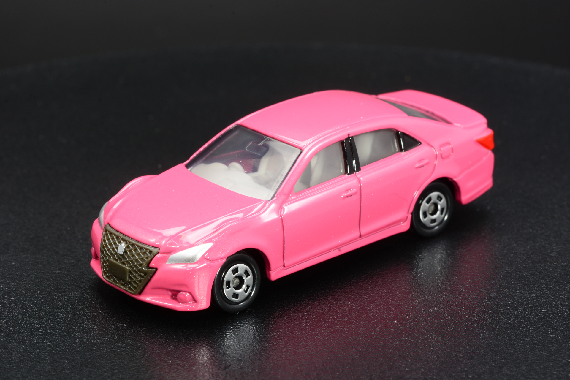 ピンクのボディカラーが印象的な「トミカ No.92 トヨタ クラウン アスリート」