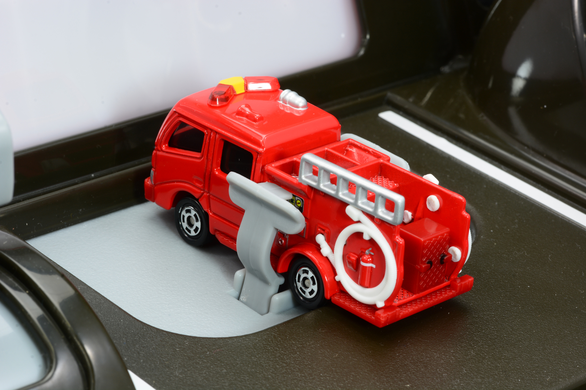 様々なトミカをしっかり固定できる