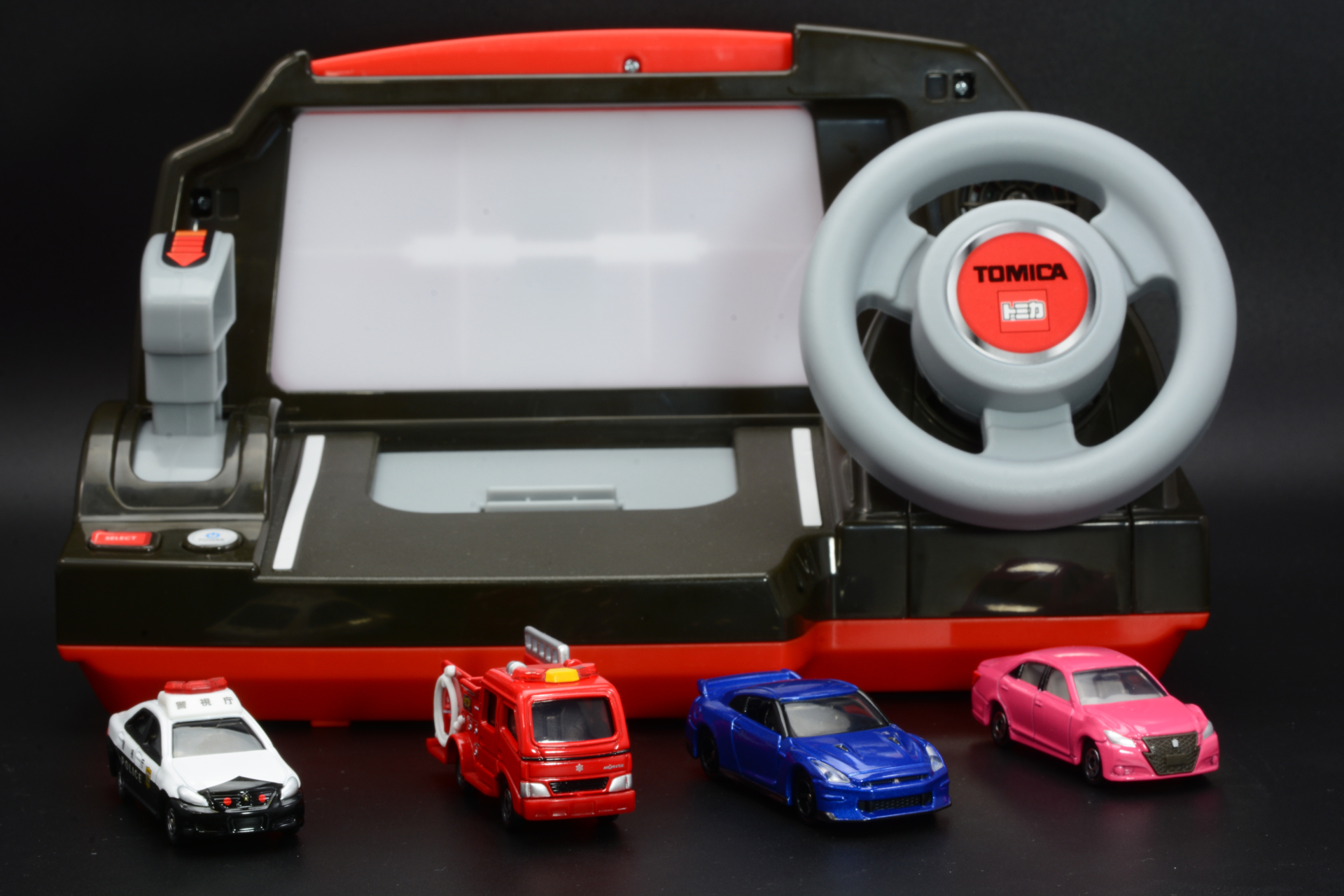 トミカをそろえることで楽しさがどんどん膨らむ「トミカを運転！ハンドルドライバー」