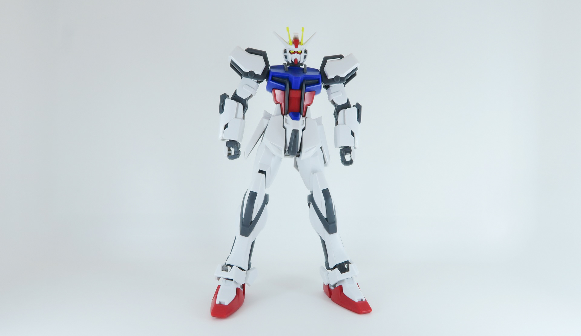 今回使用するのは「ENTRY GRADE 1/144 ストライクガンダム(ライトパッケージVer.)」。ENTRY GRADEシリーズのガンプラは素組み状態でもこれだけ色分けがしっかりとされている