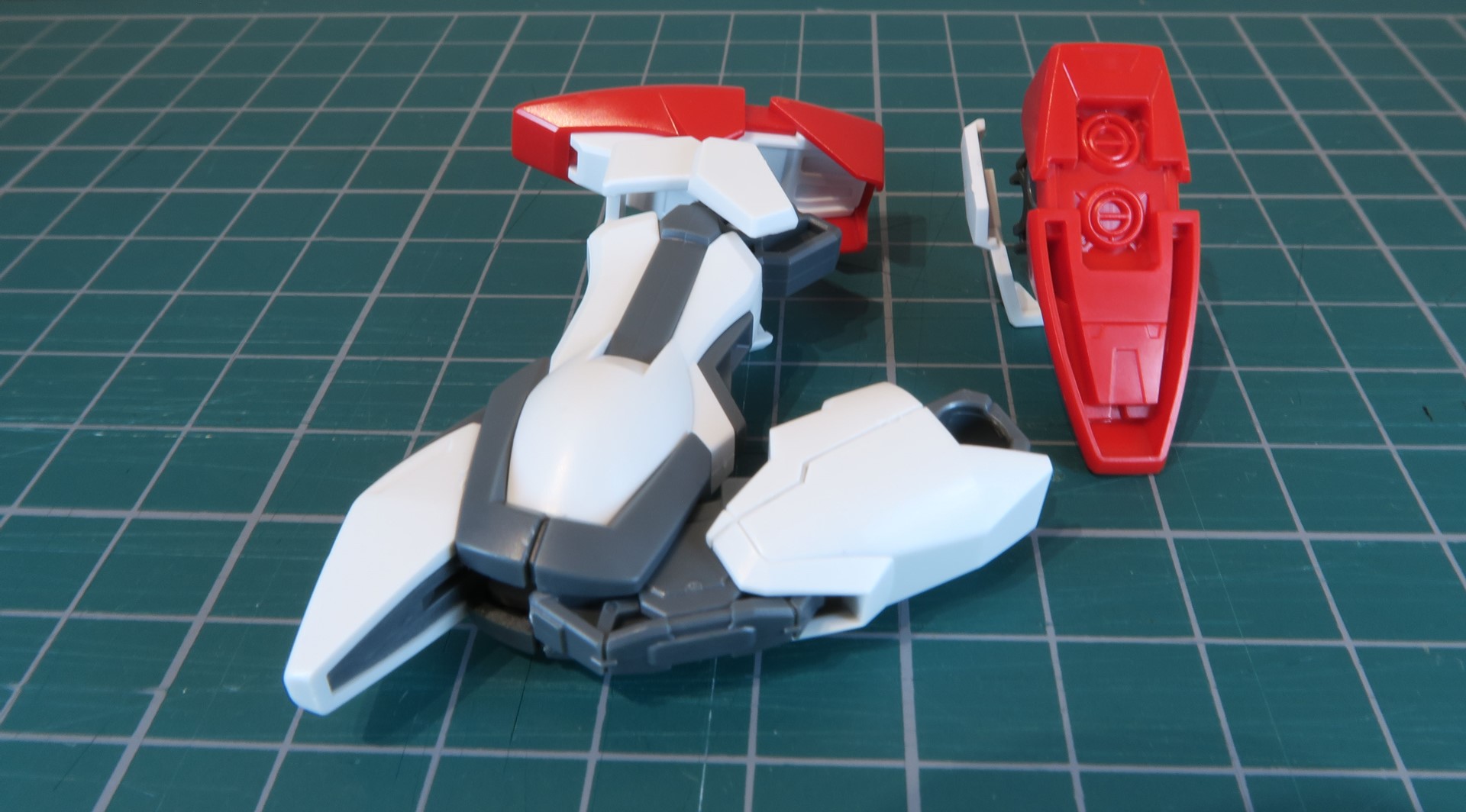 プラモデルの表面にはモールドと呼ばれる細かい造作表現の筋彫りが行われている