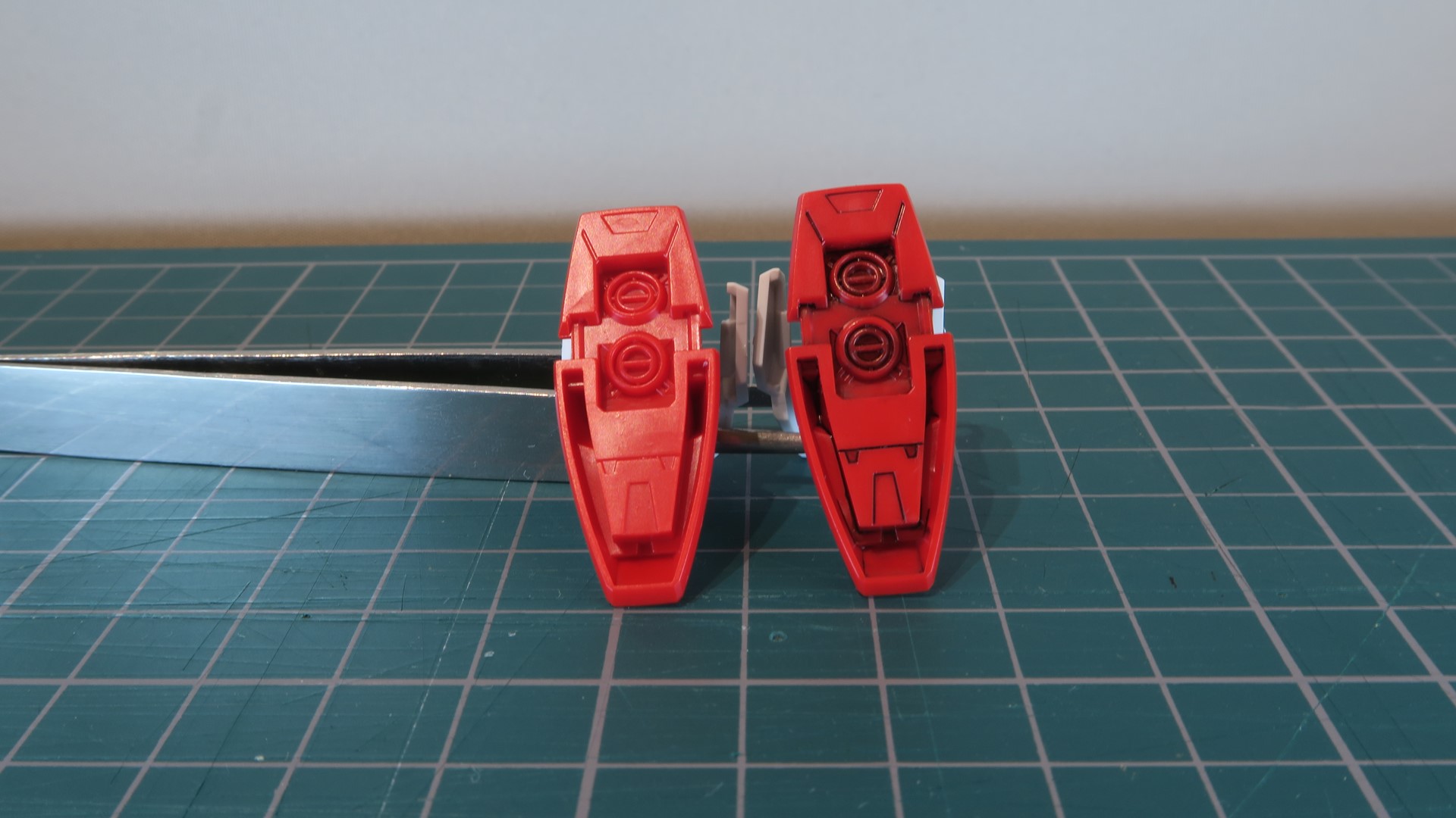 スミ入れはそのモールド部分に塗料を入れることで、強調するテクニックだ。写真右の足裏のみスミ入れを施している