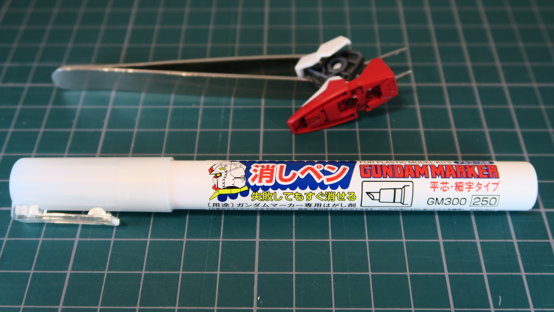 ペン先が汚れると塗料が色移りしてしまうこともあるので、溶液を綿棒などに出して使うのがオススメだ