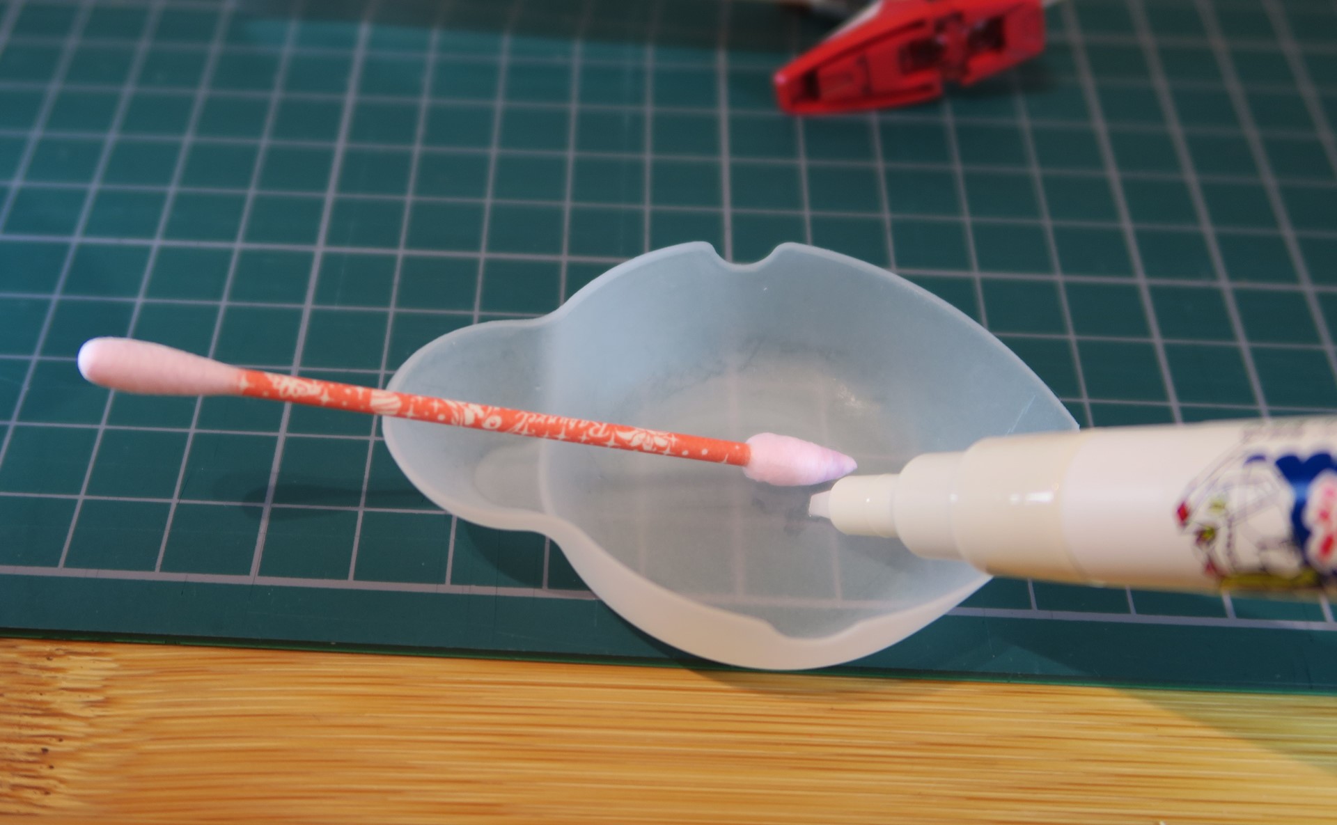 ペン先が汚れると塗料が色移りしてしまうこともあるので、溶液を綿棒などに出して使うのがオススメだ