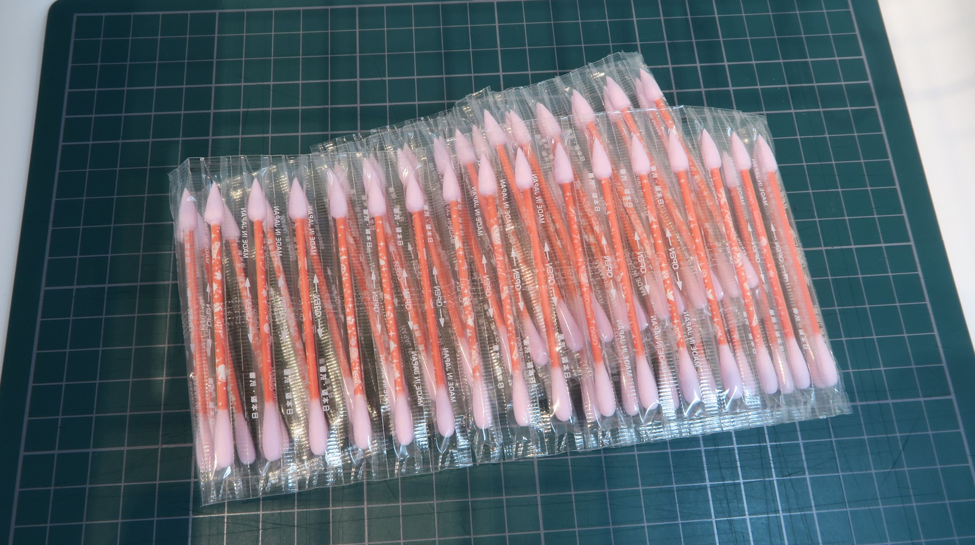 100均などで買えるメイク用の綿棒。丸い部分と、尖った部分があるので使いやすく、余分な塗料を拭き取ったりするのに重宝する。今回使用したのはダイソーから発売中の70本入り110円の品