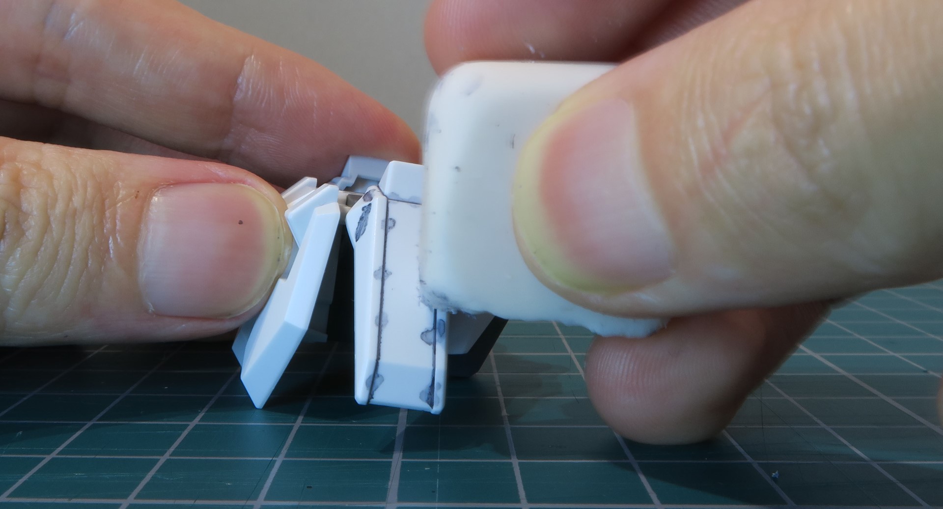 スミ入れのはみ出た塗料を消すのに使う