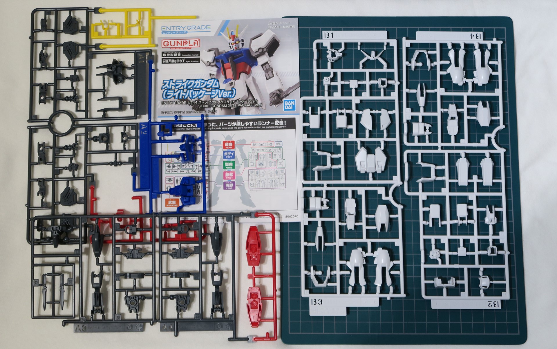 パーツ数が少ないにも関わらず、しっかりと色分けされており、ニッパーを使わず手でパチパチと簡単に外して作ることができる