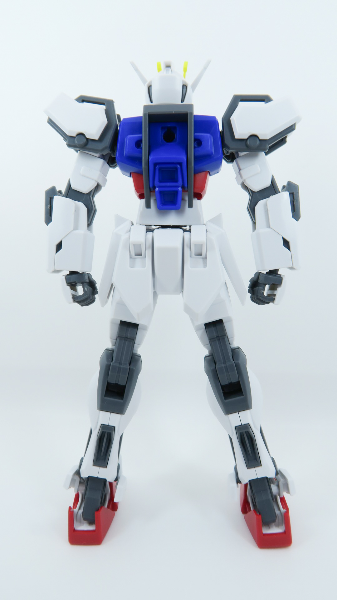 素組み状態のストライクガンダム（後）