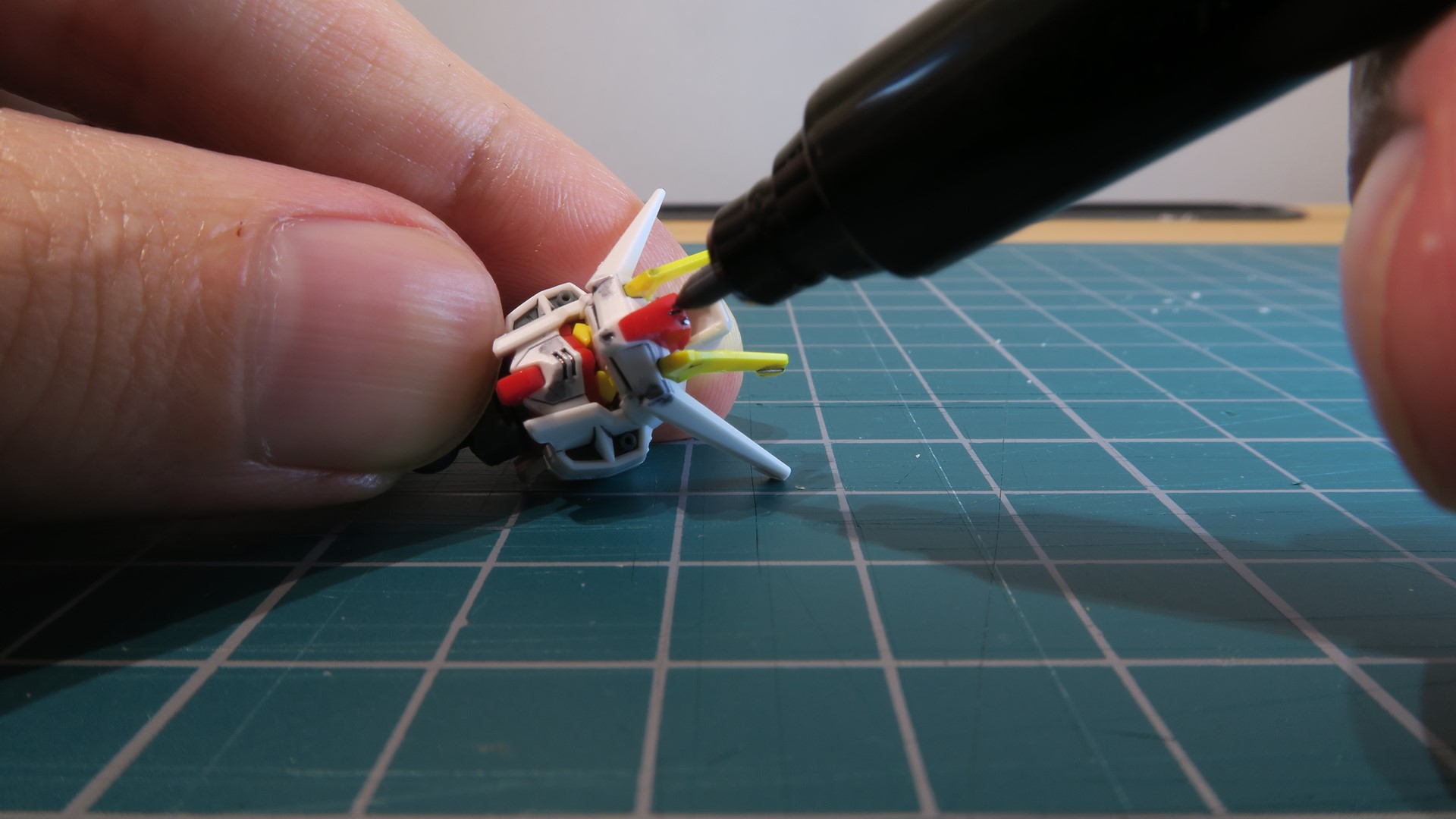 顔周りのモールドにガンダムマーカー 流し込みスミ入れペン グレーをあてる