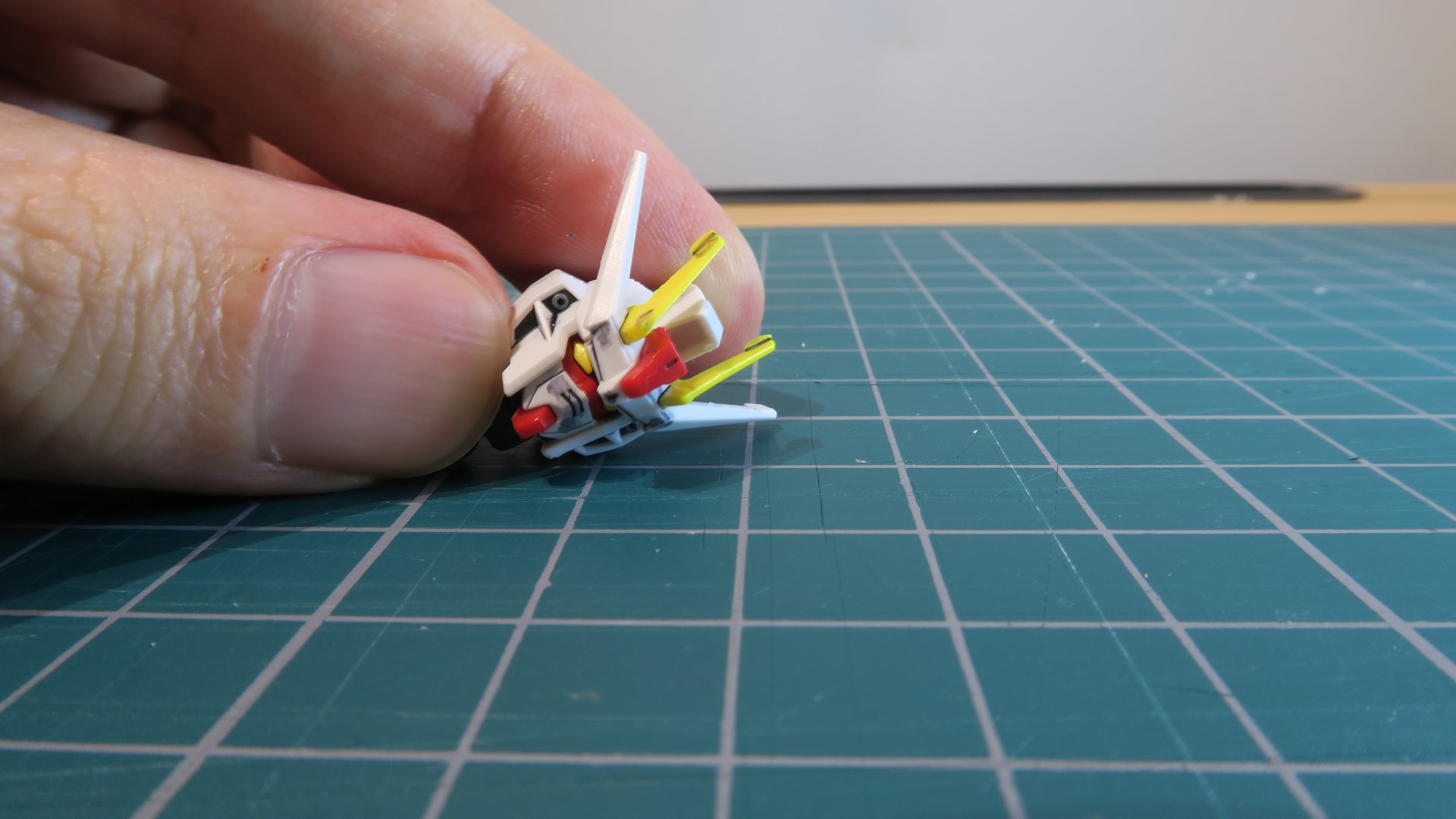 はみ出しても気にせず、気持ち多いくらいの方がしっかりとスミ入れできる