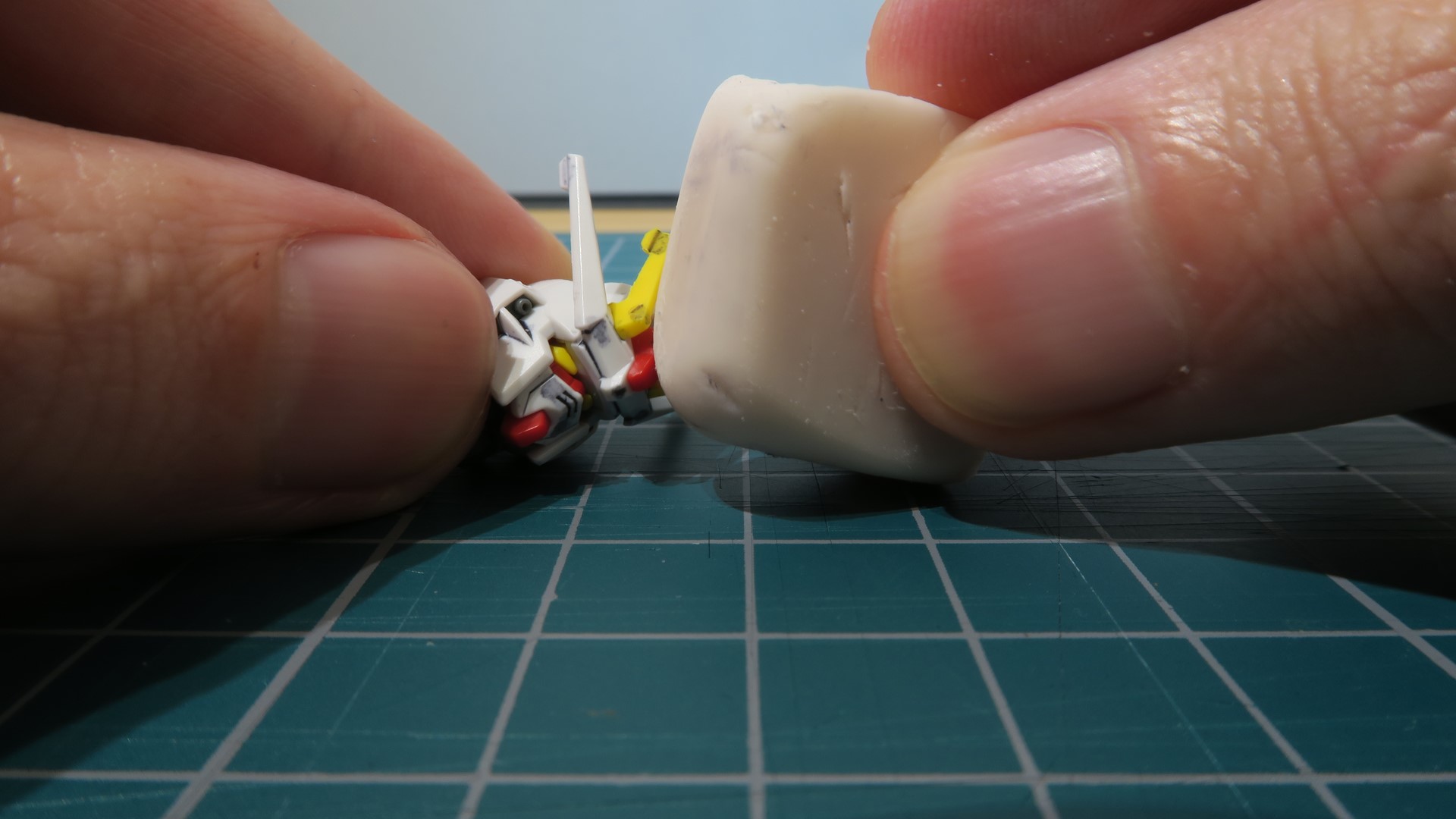 はみ出した部分を消しゴムで消していく