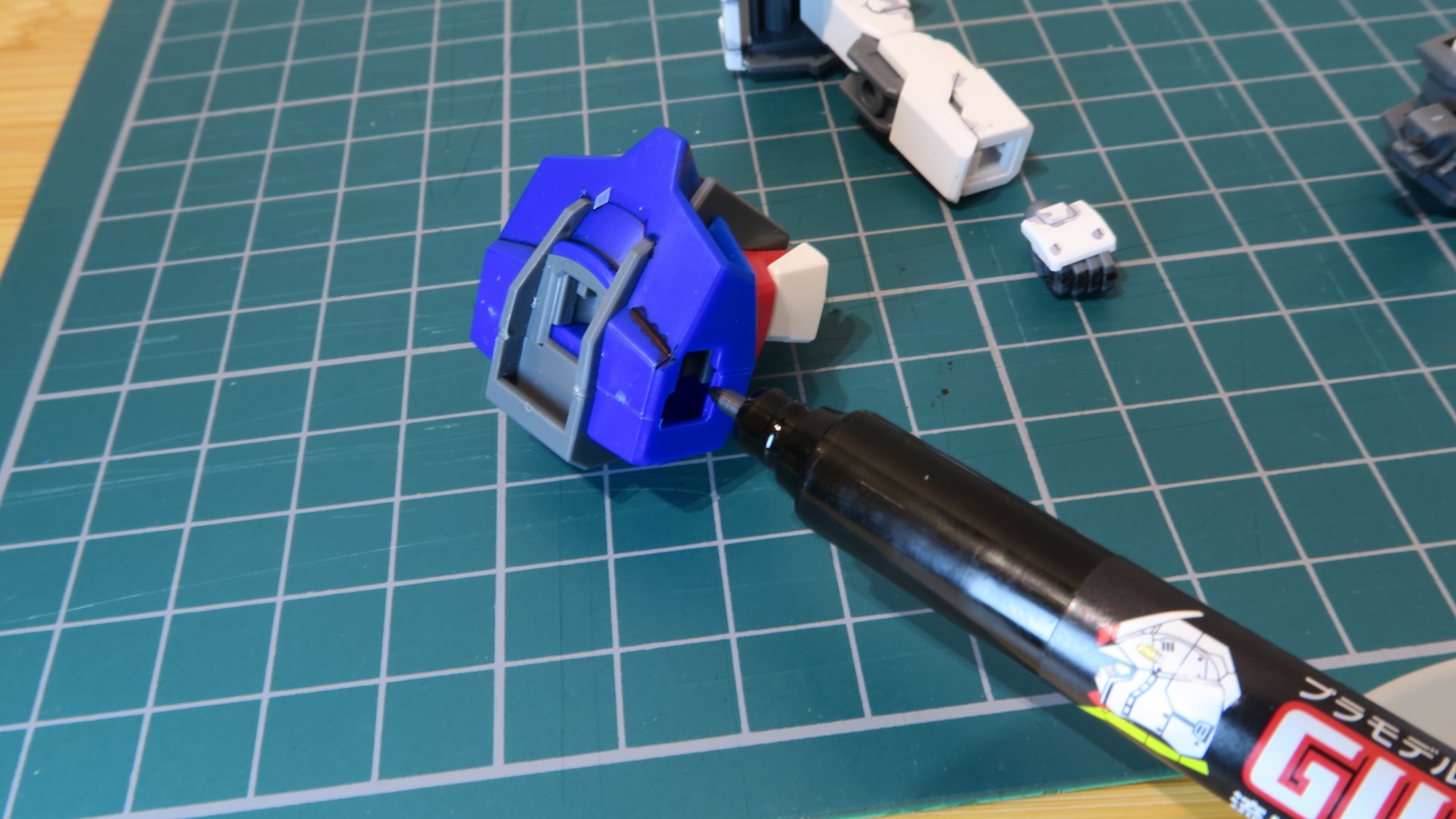 色の濃い胴体部分にはブラックのスミ入れ塗料