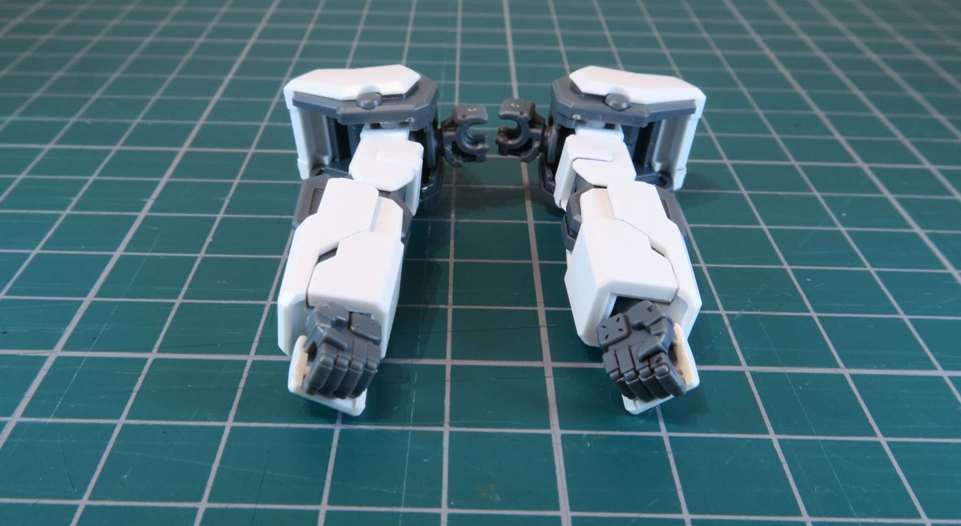 手のグレー部分にブラックのスミ入れを入れるとおもちゃっぽさが消えて重厚感が増す