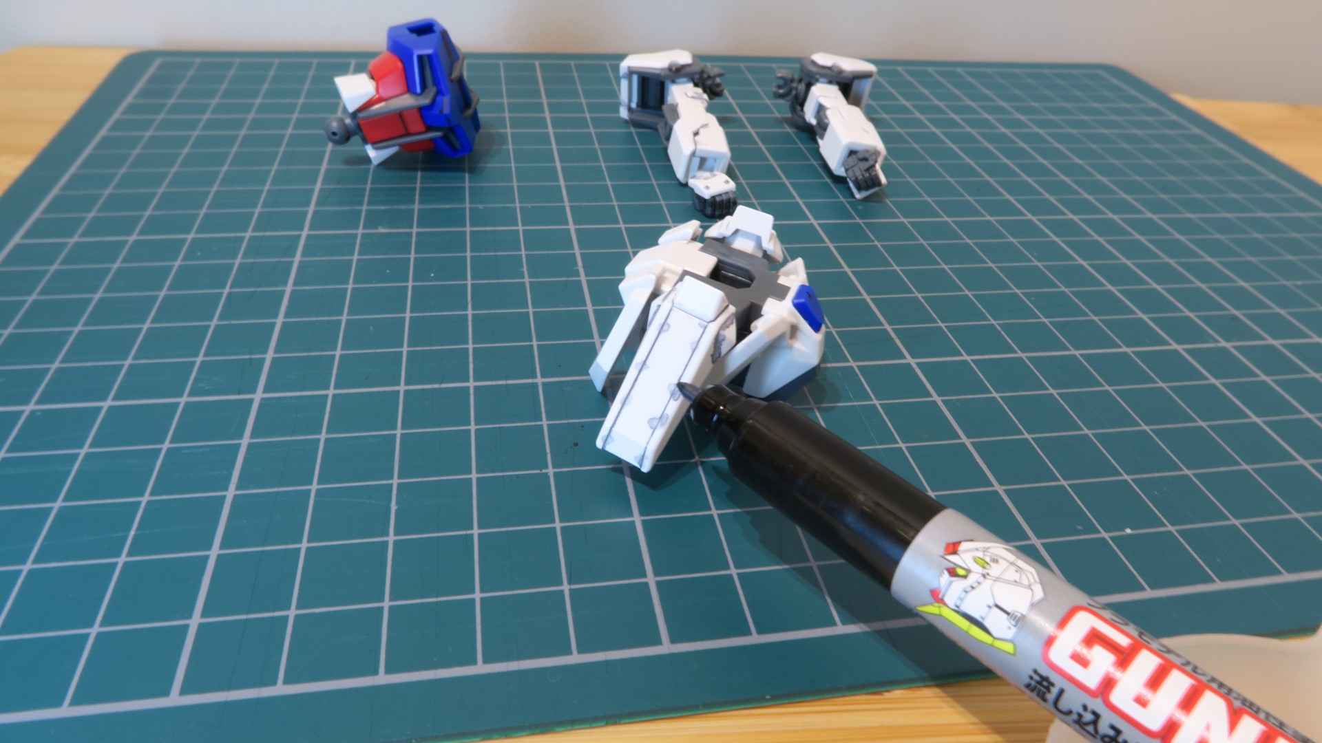 腰や足の白いパーツにはグレーのスミ入れ塗料