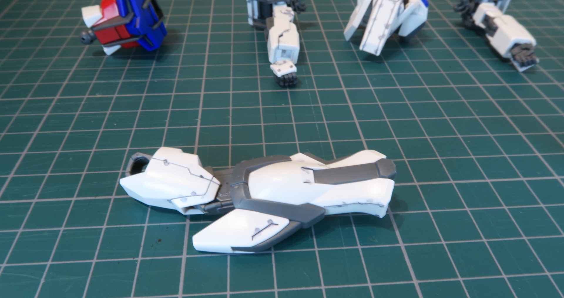 ブラック1本で全てスミ入れするのも可能ではあるが、白いパーツなどは黒色が目立ちすぎてバランスが悪くなることがある