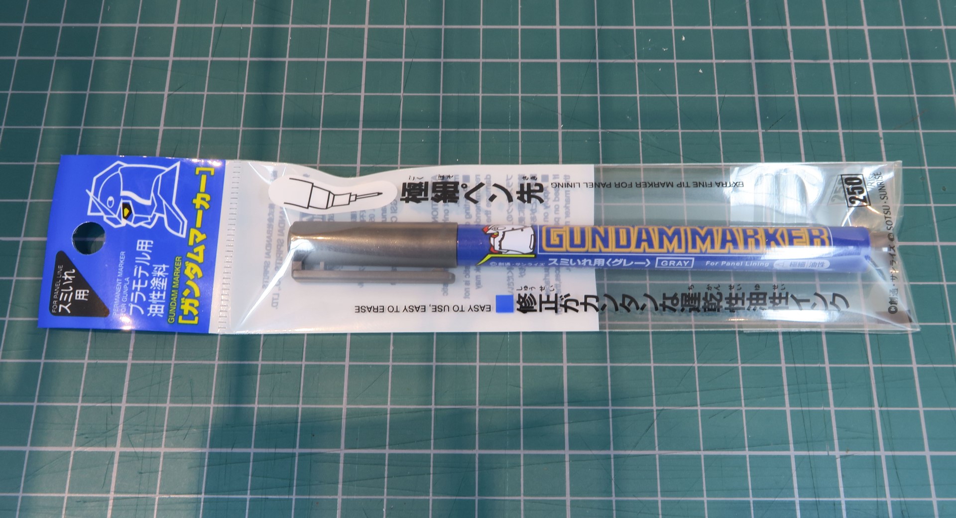 「ガンダムマーカー スミ入れ 極細タイプ」はペン先が極細になっている。価格は220円