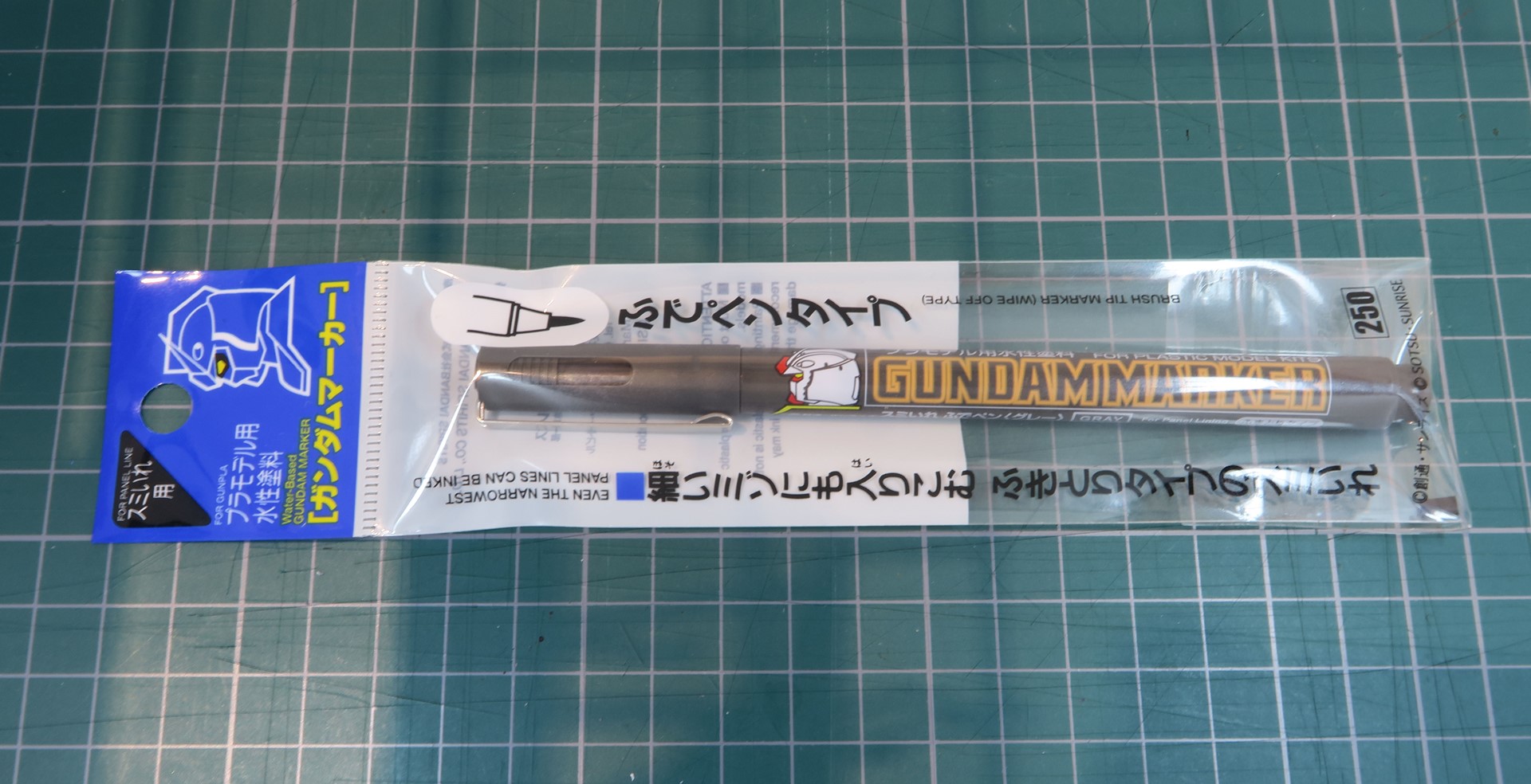 「ガンダムマーカー スミ入れ 筆ペン」はその名の通りプラモデルに描くことができる筆ペン。価格は275円