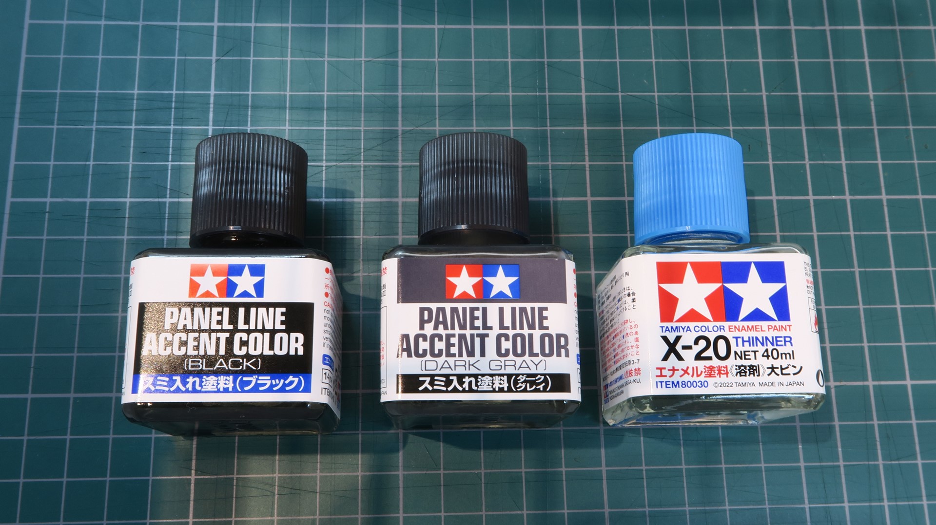 筆者が筆塗りするときによく使っているのは「タミヤ スミ入れ塗料 40ml」。使い方はガンダムマーカーの流し込みスミ入れと同じだが、自身で好みの大きさの筆を用意できたり、塗料の量が多いといったメリットがある。価格は440円。スミ入れ塗料を拭き取る際は「タミヤカラー エナメル塗料 X-20 溶剤大びん 40ml」を使う。