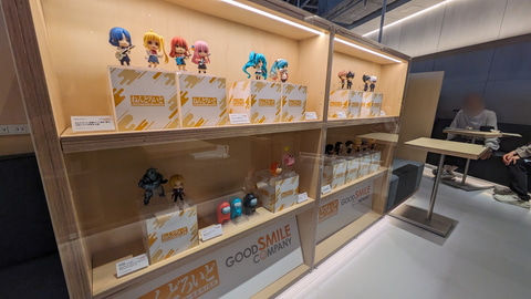 等身大チェンソーマン出現！ 「SHIBUYA TSUTAYA」3階SHARE LOUNGE