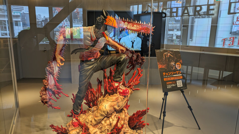等身大チェンソーマン出現！ 「SHIBUYA TSUTAYA」3階SHARE LOUNGE